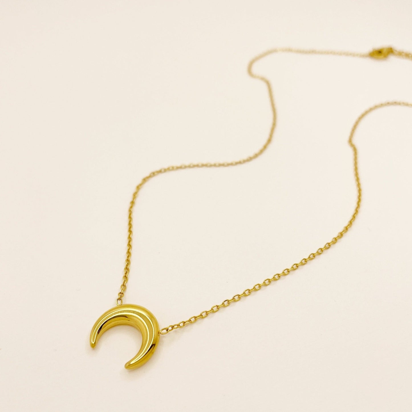 Crescent Necklace - novélle