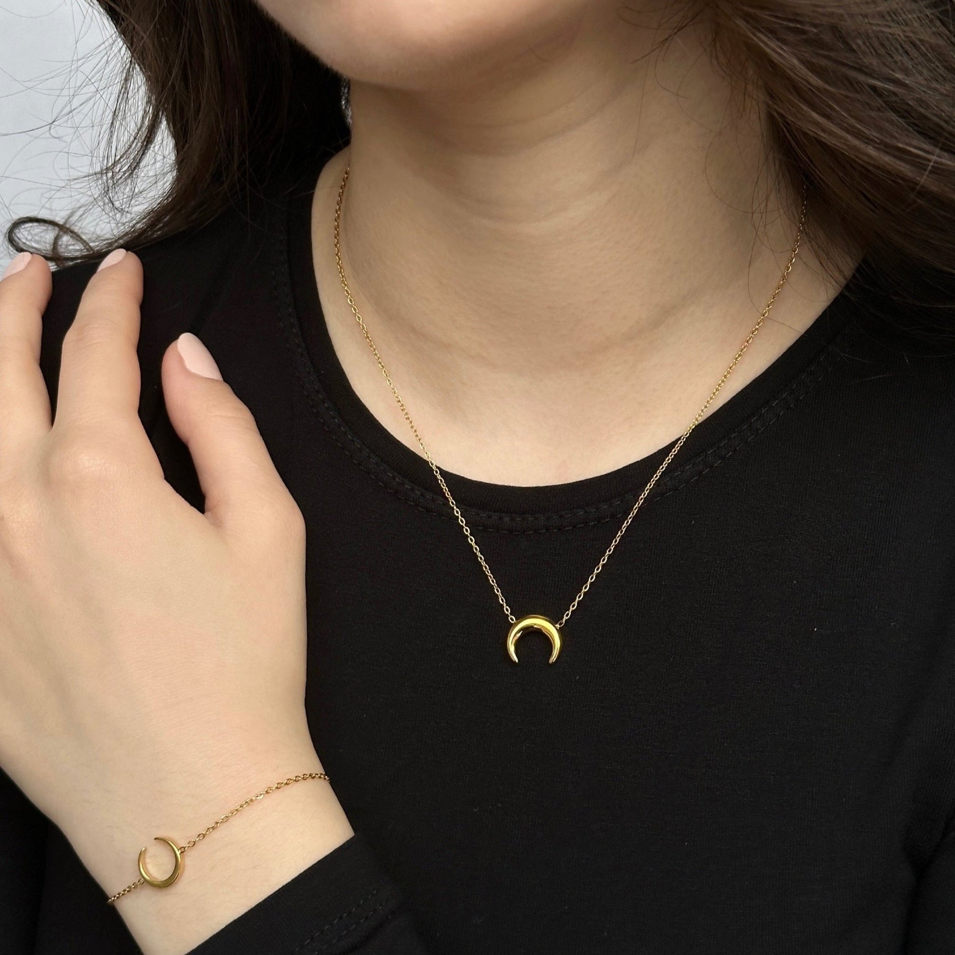 Crescent Necklace - novélle