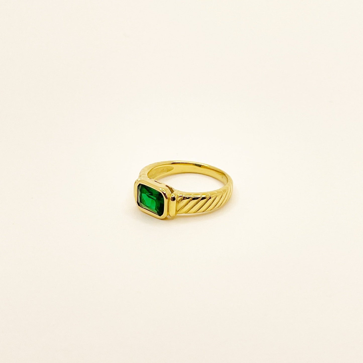 Emerald Stone Ring - novélle